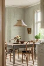 Tidløst og småblomstrete tapet med et rytmisk mønster av små blomsterbuketter inspirert av klassisk blokktrykk, som gir et lunt og landlig uttrykk.