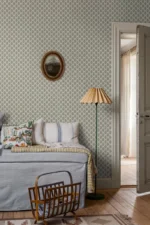 Tidløst og småblomstrete tapet med et rytmisk mønster av små blomsterbuketter inspirert av klassisk blokktrykk, som gir et lunt og landlig uttrykk.