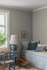 Tidløst og småblomstrete tapet med et rytmisk mønster av små blomsterbuketter inspirert av klassisk blokktrykk, som gir et lunt og landlig uttrykk.