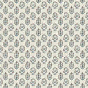 Tidløst og småblomstrete tapet med et rytmisk mønster av små blomsterbuketter inspirert av klassisk blokktrykk, som gir et lunt og landlig uttrykk.