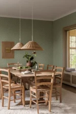 Tidløst og småblomstrete tapet med et rytmisk mønster av små blomsterbuketter inspirert av klassisk blokktrykk, som gir et lunt og landlig uttrykk.