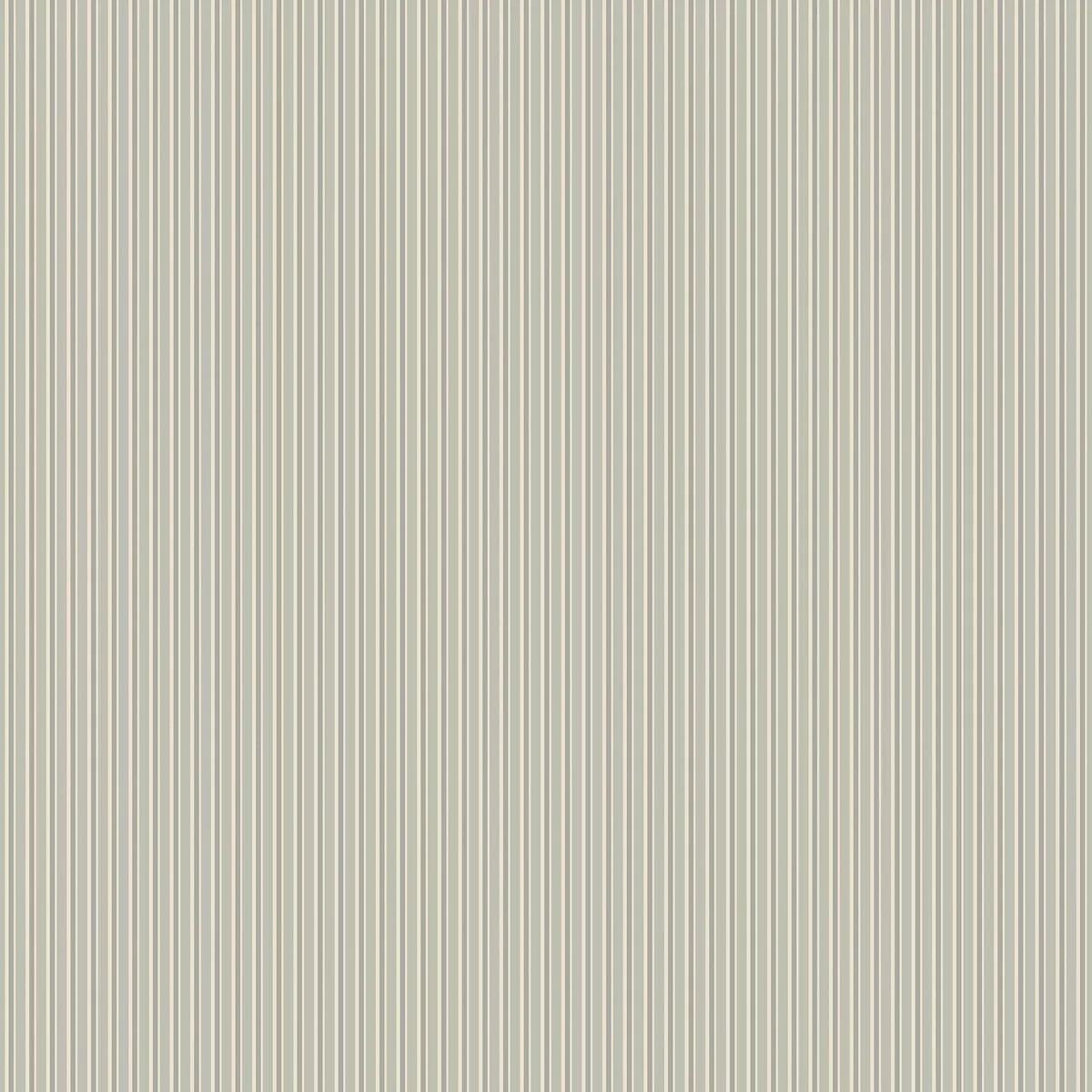 Sam er et stripete tidløst tapet fra Boråstapeter med smale, vertikale striper i varierende bredder som gir en levende, men rolig tekstur.