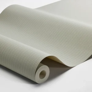 Sam er et stripete tapet fra Boråstapeter med smale, vertikale striper i varierende bredder som gir en levende, men rolig tekstur.