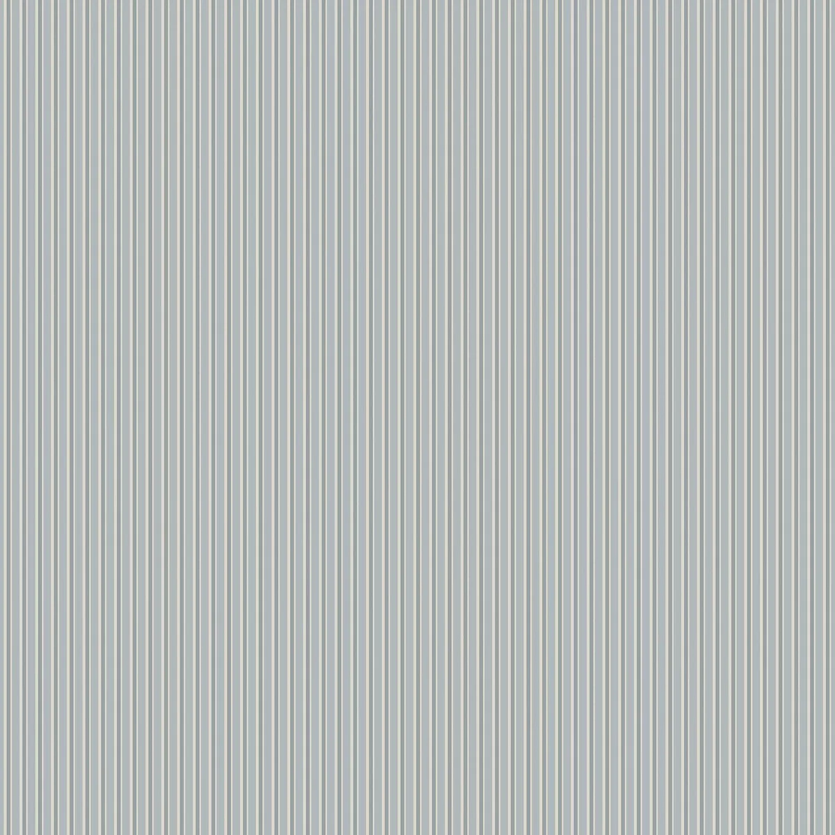 Sam er et stripete tidløst tapet fra Boråstapeter med smale, vertikale striper i varierende bredder som gir en levende, men rolig tekstur.