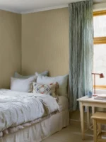 Et lyst og moderne interiør med Sam-tapet fra Boråstapeter på veggene. De subtile stripene skaper en harmonisk bakgrunn som på avstand kan fremstå som en ensfarget flate med dybde