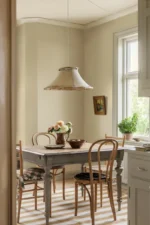 Et lyst og moderne interiør med Sam-tapet fra Boråstapeter på veggene. De subtile stripene skaper en harmonisk bakgrunn som på avstand kan fremstå som en ensfarget flate med dybde