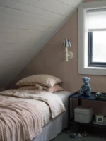 Borås fibertapet Ida.Et tidløst, småmønstret EasyUp-tapet med tett mønster av bladmønster.