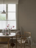 Borås fibertapet Ida.Et tidløst, småmønstret EasyUp-tapet med tett mønster av bladmønster.