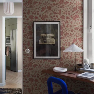 Tapet fra Boråstapeter med det historiske mønsteret Isidor, et intrikat blomstermønster med blader og stilker i en tett, tradisjonell stil