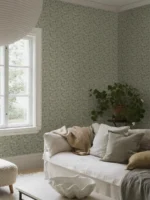 Helena romantisk, blomstret fibertapet med et tett motiv av klatreroser i full blomst og små blomster fordelt mellom grønne blader. Mønsteret har en tradisjonell overflatestruktur som gir veggen naturlig dybde og en nostalgisk karakter.