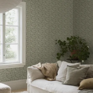 Helena romantisk, blomstret fibertapet med et tett motiv av klatreroser i full blomst og små blomster fordelt mellom grønne blader. Mønsteret har en tradisjonell overflatestruktur som gir veggen naturlig dybde og en nostalgisk karakter.