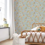 Toile de Jouy-tapet fra Casadeco med elegante, håndtegnede scener av fransk landliv på en teksturert lin-bakgrunn.