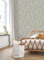 Toile de Jouy-tapet fra Casadeco med elegante, håndtegnede scener av fransk landliv på en teksturert lin-bakgrunn.