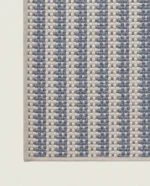 Rols uteteppe Kalahari Oat sea er et flattvevd teppe med et diskret, geometrisk mønster, som kombinerer naturlige beige- og havblå toner.Et flattvevd teppe med et diskret, geometrisk mønster i fargen "Oat Sea", som kombinerer naturlige beige- og havblå toner.