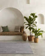 Rols uteteppe Kalahari Oat sea er et flattvevd teppe med et diskret, geometrisk mønster, som kombinerer naturlige beige- og havblå toner.