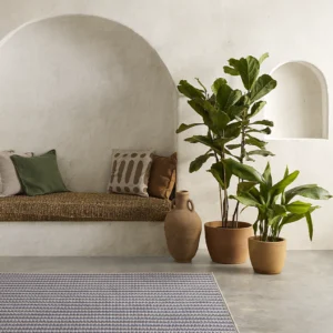 Rols uteteppe Kalahari Oat sea er et flattvevd teppe med et diskret, geometrisk mønster, som kombinerer naturlige beige- og havblå toner.