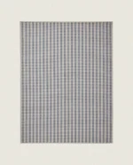 Rols uteteppe Kalahari Oat sea er et flattvevd teppe med et diskret, geometrisk mønster, som kombinerer naturlige beige- og havblå toner.