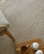 Rols Uyuni uteteppe i flattvevd, resirkulert materiale med et naturlig sisal-utseende.