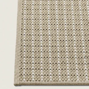 Rols Uyuni uteteppe i flattvevd, resirkulert materiale med et naturlig sisal-utseende.