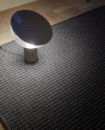 Rols Uyuni uteteppe i flattvevd, resirkulert materiale med et naturlig sisal-utseende.