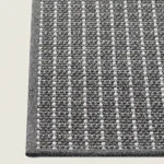 Rols Uyuni uteteppe i flattvevd, resirkulert materiale med et naturlig sisal-utseende.