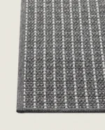 Rols Uyuni uteteppe i flattvevd, resirkulert materiale med et naturlig sisal-utseende.