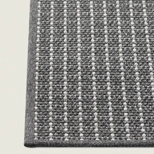 Rols Uyuni uteteppe i flattvevd, resirkulert materiale med et naturlig sisal-utseende.