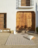 Flattvevd uteteppe fra Rols, modell Gobi, med vaffeltekstur. Teppet har et håndlaget utseende og er laget av resirkulerte PET-flasker