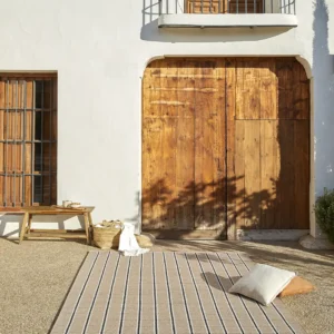 Flattvevd uteteppe fra Rols, modell Gobi, med vaffeltekstur. Teppet har et håndlaget utseende og er laget av resirkulerte PET-flasker