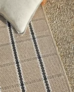 Flattvevd uteteppe fra Rols, modell Gobi, med vaffeltekstur. Teppet har et håndlaget utseende og er laget av resirkulerte PET-flasker