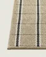 Flattvevd uteteppe fra Rols, modell Gobi, med vaffeltekstur. Teppet har et håndlaget utseende og er laget av resirkulerte PET-flasker