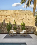 Flattvevd uteteppe fra Rols, modell Gobi, med vaffeltekstur. Teppet har et håndlaget utseende og er laget av resirkulerte PET-flasker