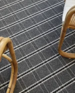 Flattvevd uteteppe fra Rols, modell Gobi, med vaffeltekstur. Teppet har et håndlaget utseende og er laget av resirkulerte PET-flasker