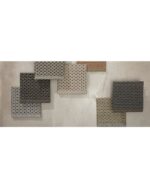 Et håndvevd teppe med en tydelig strukturert overflate. Teppet har en levende melering og en diskret kantavslutning