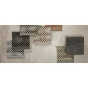 Et håndvevd teppe med en tydelig strukturert overflate. Teppet har en levende melering og en diskret kantavslutning