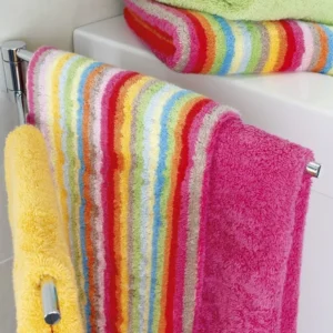 Fargerikt håndkle fra Cawö Lifestyle-serien med vertikale striper i alle regnbuens farger som rød, oransje, gul, grønn og blå.