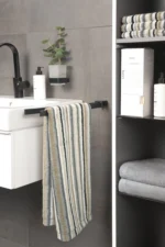 Stripete håndkle fra Cawö Lifestyle i nøytrale toner med vertikale striper i grått, beige, brunt og sort.