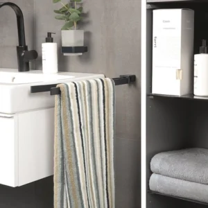 Stripete håndkle fra Cawö Lifestyle i nøytrale toner med vertikale striper i grått, beige, brunt og sort.