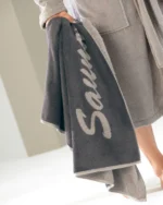 Grått frottéhåndkle til sauna i 100% bomull med teksten 'Sauna time