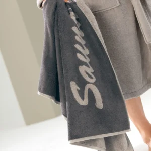 Grått frottéhåndkle til sauna i 100% bomull med teksten 'Sauna time