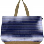 Stor strandveske i canvas med klassiske marineblå og hvite striper, naturfarget bunn i flettet jute og solide skulderremmer.