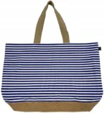 Stor strandveske i canvas med klassiske marineblå og hvite striper, naturfarget bunn i flettet jute og solide skulderremmer.