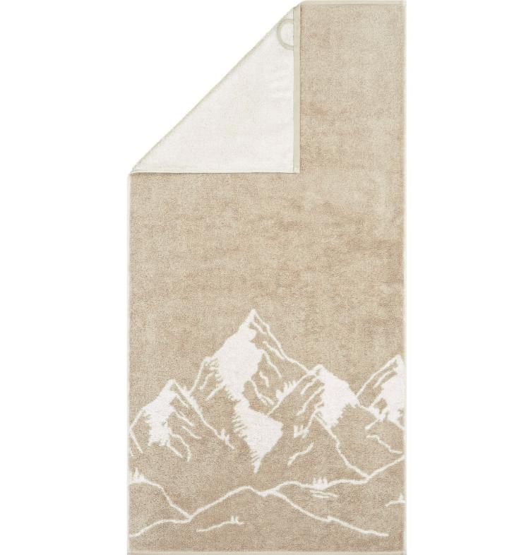 Cawö håndkle i sandfarge med hvitt fjellmotiv og vendbart design.