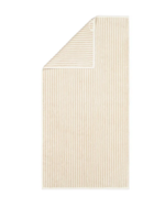 Cawö Two-Tone Stripe-håndkle i fargen Natur Håndkleet har smale, vertikale striper i en varm beige nyanse og off-white.