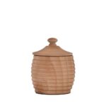 Rund krukke i lyst tre med rillet overflate og tilhørende lokk.