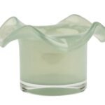 Lysegrønn glassvase med en karakteristisk bølget og utoverbøyd kant