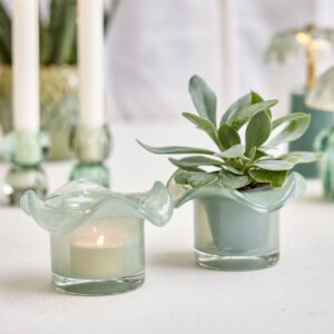 Lysegrønn glassvase med en karakteristisk bølget og utoverbøyd kant