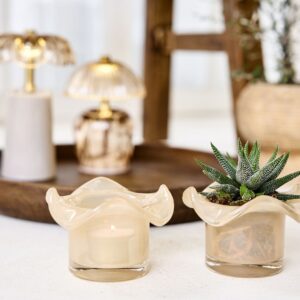 T-lysglass med en karakteristisk bølget og utoverbøyd kant