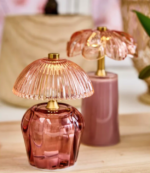 Miljøbilde Bloom og Bess. Dekorative bordlamper med kuppelformet skjerm i riflet glass og en organisk formet base
