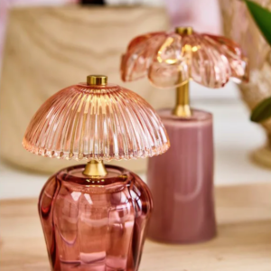 Miljøbilde Bloom og Bess. Dekorative bordlamper med kuppelformet skjerm i riflet glass og en organisk formet base